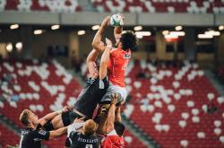 锐不可当引发热议！字母哥在独行侠比赛中的局势复杂，观众掌声雷动